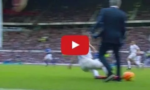 Jose Mourinho vào sân đốn ngã cầu thủ vẫn được vỗ tay hoan nghênh