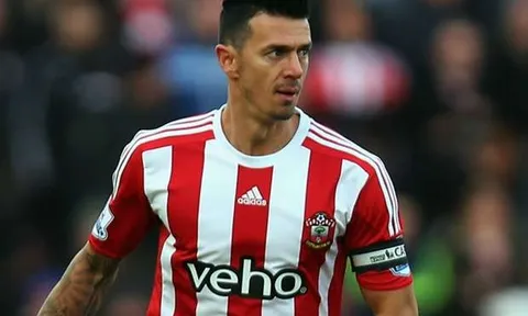 Hàng thủ thảm họa, Arsenal tranh trung vệ với M.U
