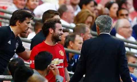 Juan Mata phì cười vì bị Mourinho thay ra cuối hiệp 2