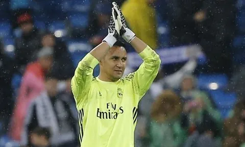 Keylor Navas nhận 'quà' từ BLĐ Real