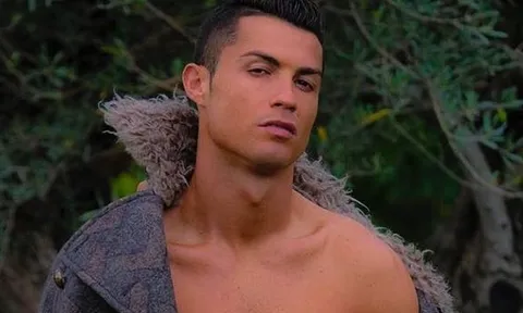 "Khó đỡ" với màn tạo dáng lả lơi của Ronaldo