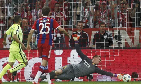 Khó tin Ter Stegen lại đẩy được cú sút này của Lewandowski