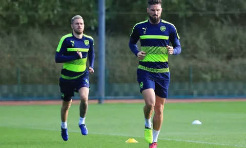 Không thể thi đấu, Ramsey và Giroud vẫn nỗ lực trên sân tập cùng Arsenal