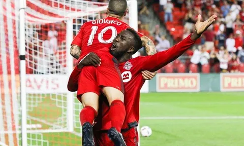 "Kiến nguyên tử" làm bùng nổ giải MLS bằng hattrick ấn tượng