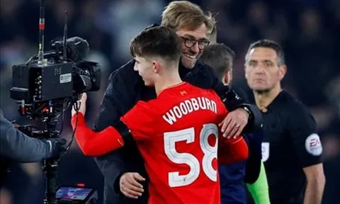 Klopp khó chịu khi truyền thông tâng bốc Woodburn