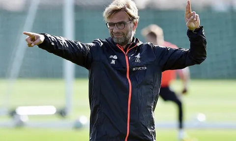 Klopp tạo dáng 'đáng yêu' trên sân tập cùng Liverpool