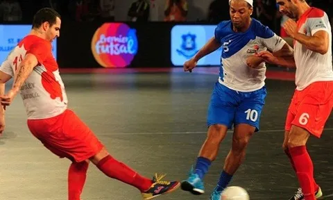 "Lác mắt" trước kĩ thuật điêu luyện của Giggs, Ronaldinho tại Ấn Độ