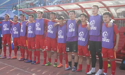 Lãnh đạo LĐBĐ Việt Nam xuống sân động viên Công Phượng
