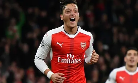 Lập hattrick, Ozil vẫn bị Walcott 'đá xoáy'