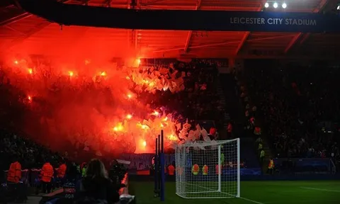 Leicester gặp họa vì pháo sáng của CĐV