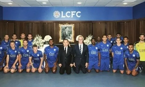 Leicester quỳ gối tưởng niệm nhà vua Thái Lan