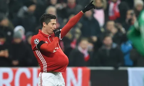 Lewandowski ngầm báo tin vui bằng bụng bầu giả