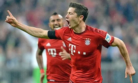 Lewandowski tỏa sáng: Hùm xám thắng chật vật