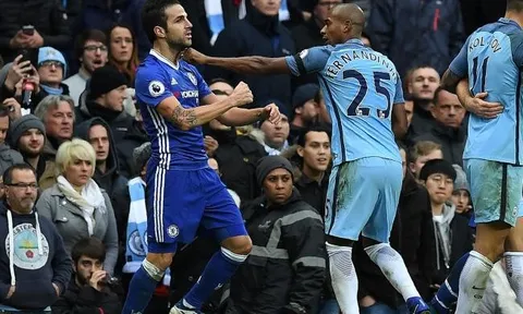 Lí do Aguero và Fernandinho nhận thẻ đỏ là đây