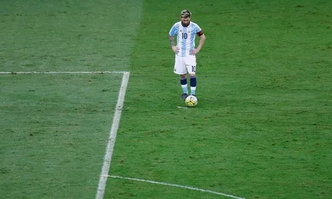 Lionel Messi: Người khổng lồ cô đơn