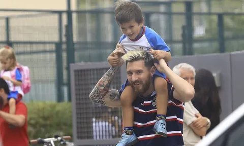 Lionel Messi vui vẻ đưa con đến trường