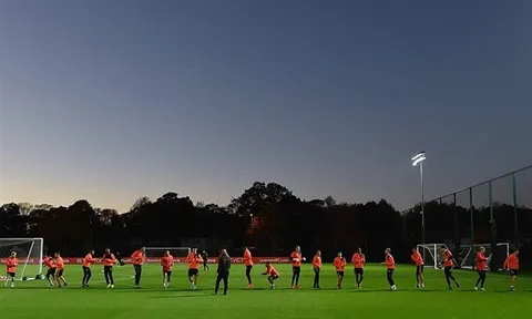 Liverpool vẫn miệt mài tập luyện dù trời sập tối