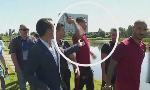 Lộ lý do Ronaldo giật micro phóng viên ném xuống hồ nước