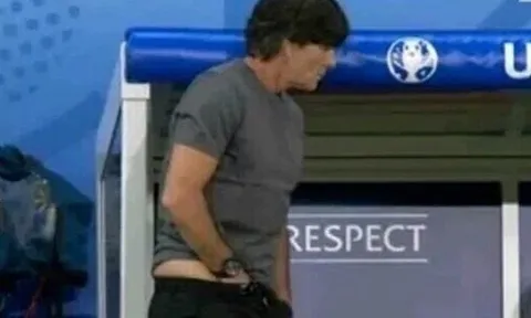 Phát hoảng với Joachim Loew: Sờ vùng nhạy cảm, rồi... ngửi!