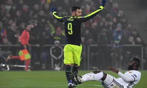 Lucas Perez 'đánh hơi' bàn thắng cho Arsenal