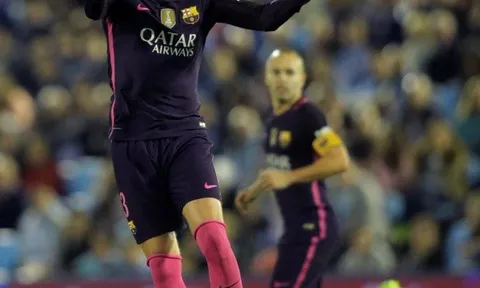 'Lucho trả giá vì để Iniesta dự bị'