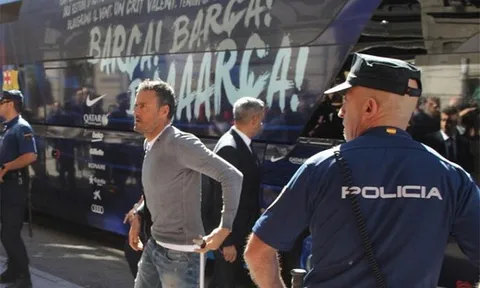 Luis Enrique bị CĐV lăng mạ tại sân bay