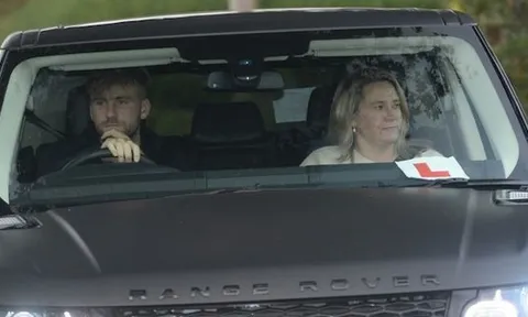 Luke Shaw phải nhờ mẹ hướng dẫn lái xe