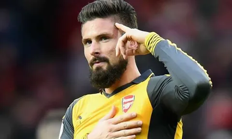 Mãi kiếp dự bị, Giroud được đồng đội an ủi