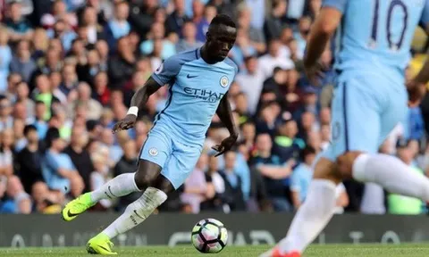 Man City nhận hung tin từ hàng thủ