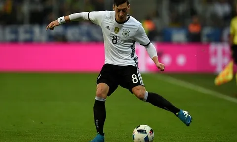 Màn trình diễn của Mesut Oezil vs Italia