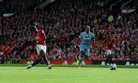 Man Utd sẩy chân, trách ai bây giờ?