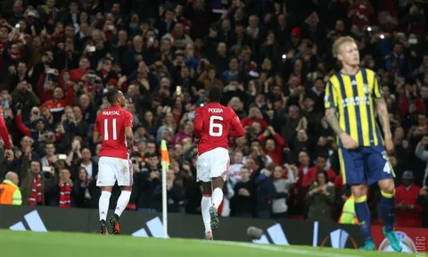 Được Rooney nhường đá penalty, Paul Pogba cảm ơn rối rít