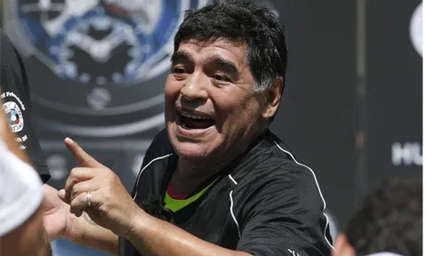 Maradona chơi trò 'lật mặt' với Messi
