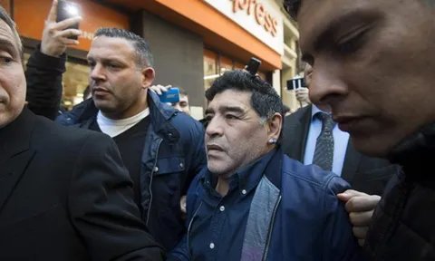 Không được dẫn dắt Argentina, Maradona làm loạn AFA