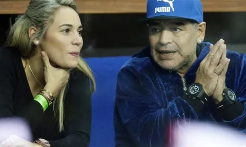 Maradona đầy hạnh phúc đi xem tennis cùng người tình trẻ