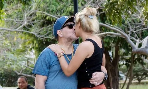Maradona hôn say đắm người yêu kém 30 tuổi