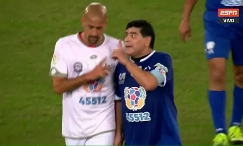 Maradona suýt đánh nhau với đồng hương ngay trên sân bóng từ thiện