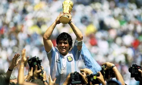 Maradona và Messi: Thánh thần và phàm nhân