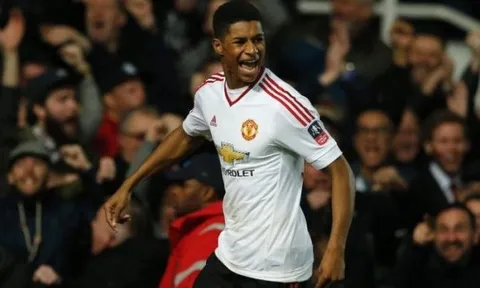 Ibra 'đứng ngồi không yên' trước pha đi bóng của Rashford