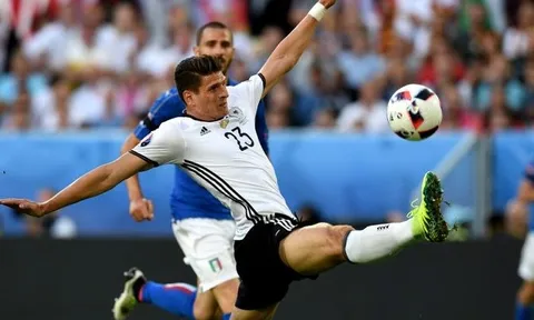 Mario Gomez suýt lập siêu phẩm đánh gót vs Italia