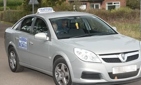 Martial đón taxi rời sân tập, Rooney lái xe BMW