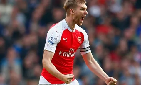 Mất chỗ đứng vì tân binh, Mertesacker tính chuyện ra đi