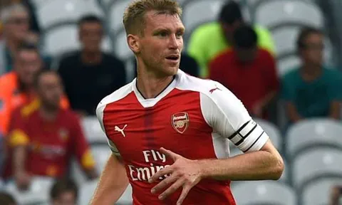 Mertesacker gửi thông điệp muốn ở lại Arsenal