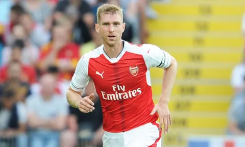 Mertesacker quyết đòi lại suất đá chính từ tay Mustafi
