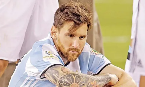 Tân HLV Argentina đáp trả Maradona