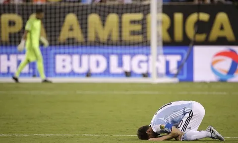 Messi ăn vạ và sự bất lực của thiên tài