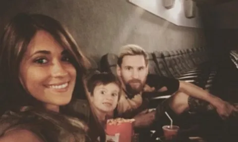 Messi 'bao rạp' dẫn vợ con đi xem phim