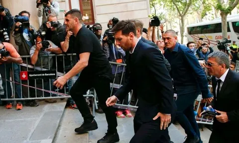 Messi cúi rạp đầu vì bị chỉ trích khi ra tòa vụ trốn thuế