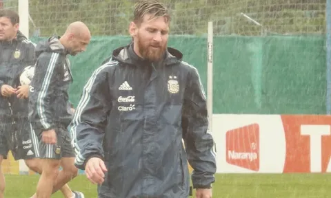 Messi cùng tuyển Argentina đội mưa tập luyện hòng níu hy vọng World Cup