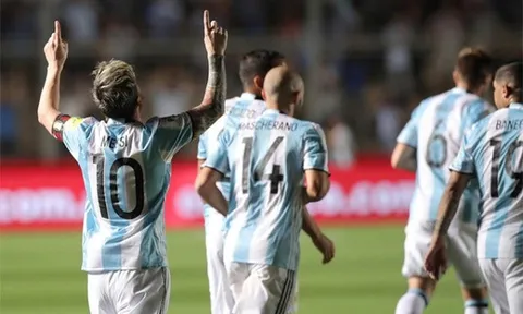 Messi 'hạ gục' fan bằng sự hào phóng